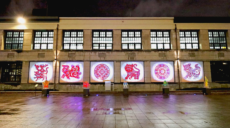 迎接虎年到來,松山文創園區推出「虎虎哈嘻.大過虎年」展覽,512隻紅色老虎剪紙圖藏身於園區各處,夜晚將搭配光雕秀,讓每幅剪紙老虎都能閃閃發光。(松山文創園區提供)中央社記者王寶兒傳真 111年1月26日
