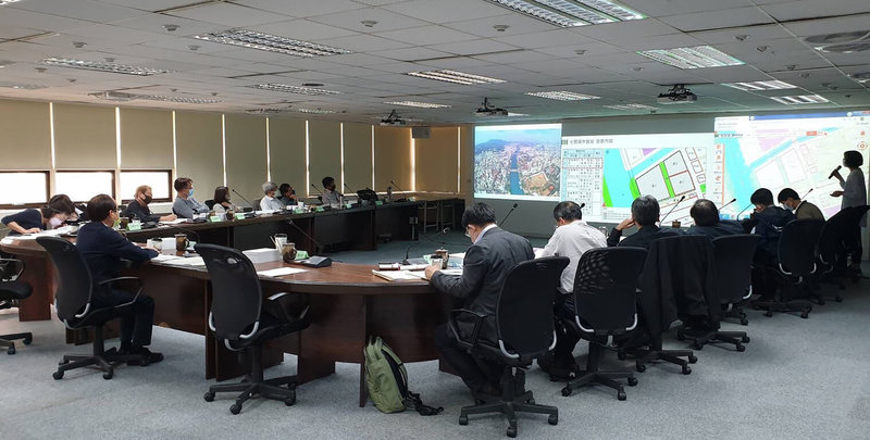 高雄市政府宣布將城中城街廓與七賢國中舊址東側約1.2公頃土地,辦理「公益性跨區區段徵收方案」,並在取得逾8成土地所有權人同意後,辦理都市計畫變更案公展及地方說明會,26日由副市長林欽榮召開都市計畫委員會審議。(高雄市都發局提供)中央社記者蔡孟妤傳真 111年1月26日