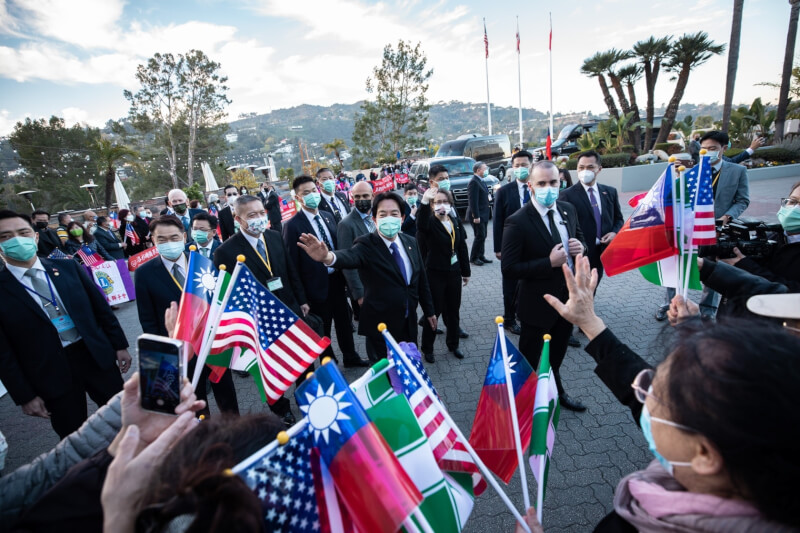 副總統賴清德（前中）出訪宏都拉斯在美國洛杉磯過境，他和僑胞視訊會議時表示，民主是台灣的DNA，美國不分黨派不約而同稱讚台灣。（圖取自facebook.com/chingte）