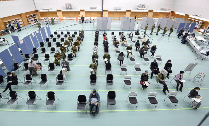 日本全境25日單日確診數首度增逾6萬例,另新增42例死亡。截至24日疫苗第3劑接種人數為262萬9857人,接種率僅2.1%。圖為愛知縣一處大型接種站。(共同社)