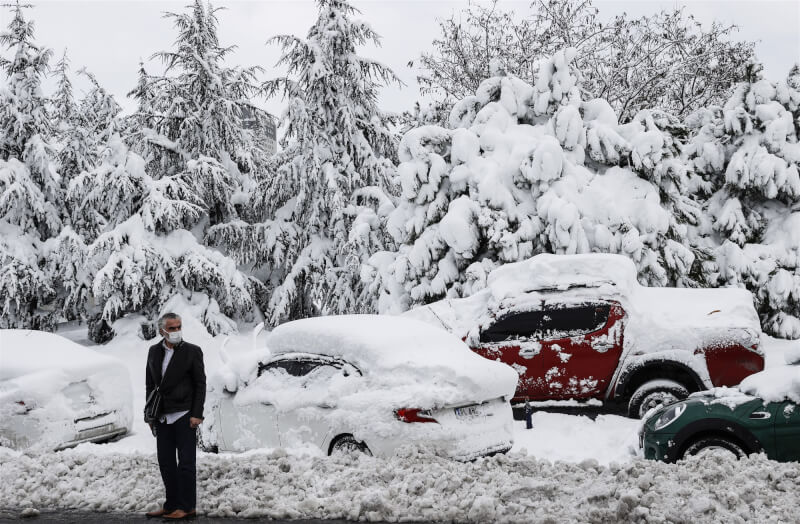 罕見暴雪侵襲土耳其各地。圖為25日伊斯坦堡因大雪造成交通堵塞。(安納杜魯新聞社)