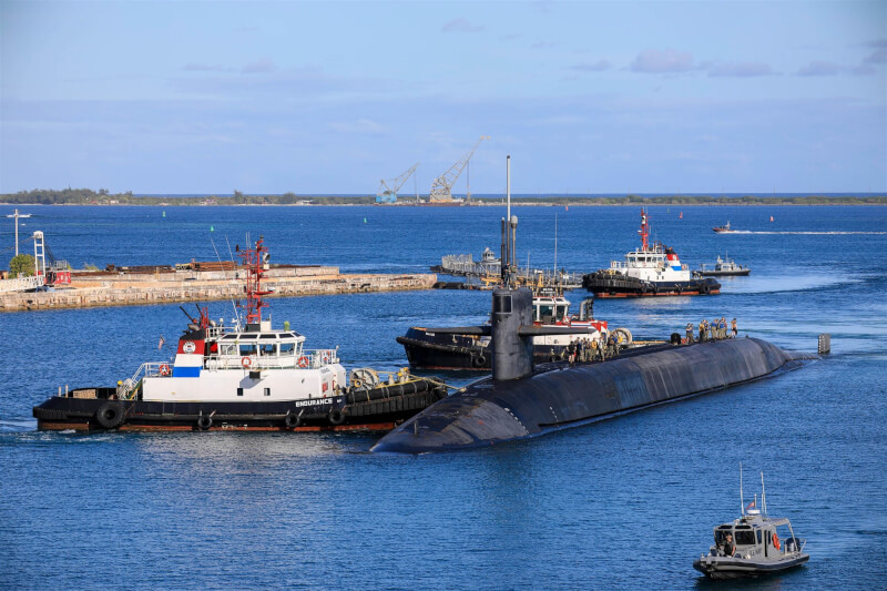 圖為去年1月美軍彈道飛彈潛艦內華達號抵達關島。（圖取自twitter.com/PacificSubs）