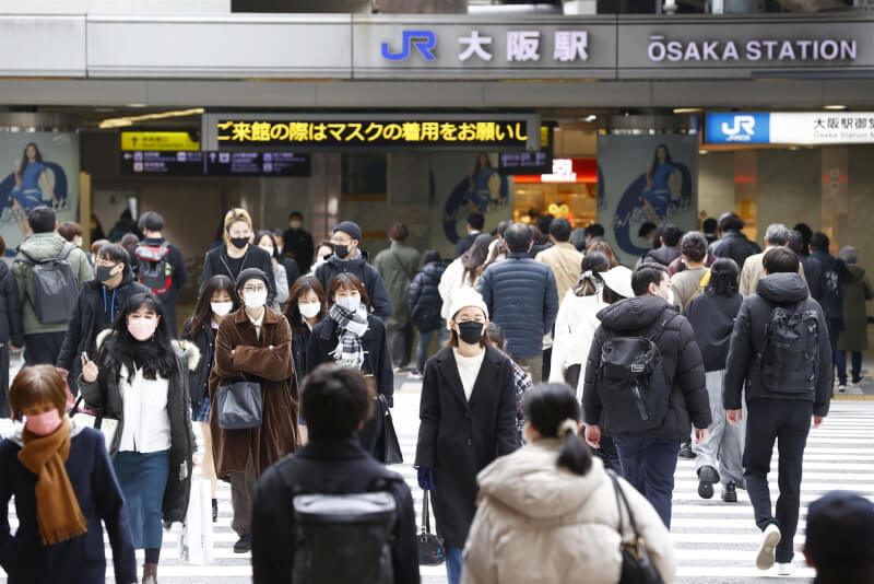 日本全境截至26日晚間7時止,單日共新增7萬1633例COVID-19確診病例,是疫情爆發以來首度逾7萬例。圖為25日大阪梅田街頭。(共同社)