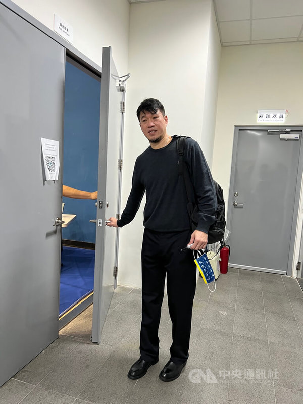 110學年度大專籃球聯賽(UBA)公開男一級預賽,國體大26日出戰輔大,國體大總教練桑茂森(圖)穿上象徵幸運的深色毛衣,加上全隊團結一心,最終國體大以74比60擊敗輔仁大學,成為最後一支晉級8強的球隊。中央社記者黃巧雯攝 111年1月26日