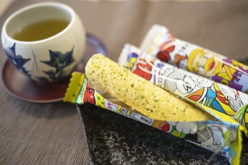 日本「美味棒」至今已維持42年未調漲,但業者因原物料及運費高漲,決定從4月起調漲2日圓。(圖取自twitter.com/Umaemon_40th)