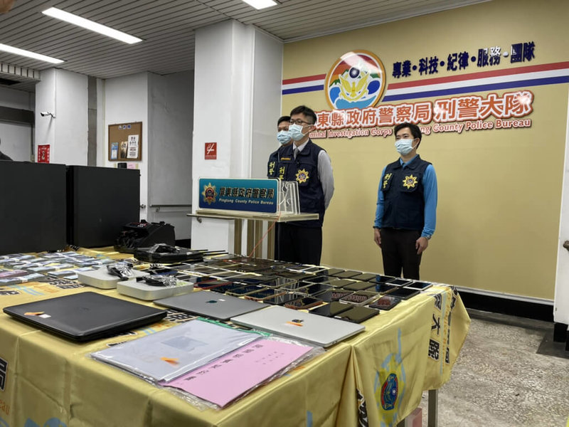 屏東縣警察局27日宣布過年前掃蕩賭博及詐騙集團成果,其中,與高雄警方共同偵辦,破獲跨國洗錢集團,謝姓主嫌經法院裁定收押,相關人犯依法移送高雄地檢署偵辦,目前持續溯源擴大追查中。(屏東縣警局提供)中央社記者郭芷瑄傳真 111年1月27日