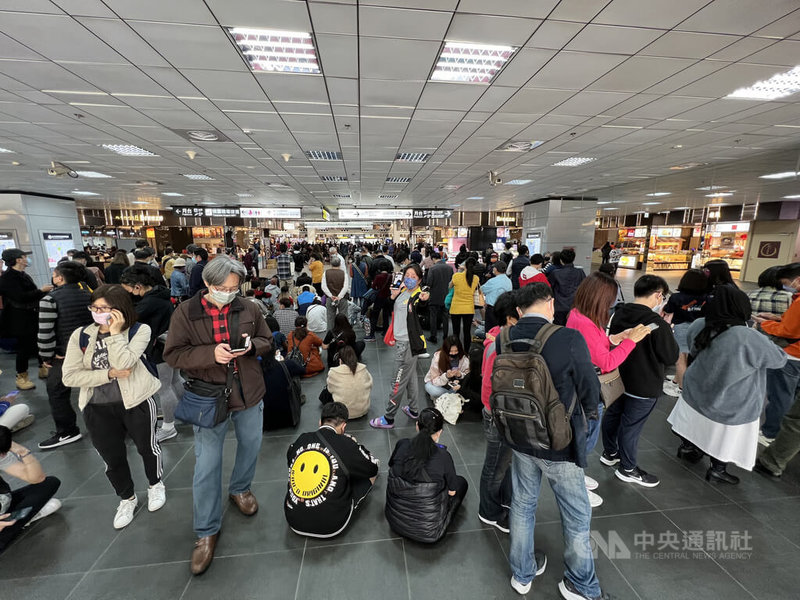 台北車站大廳疫苗接種站27日最後一天開放BNT隨到隨打,北市府將量能從2400劑提升到2600劑,上午現場就有許多排隊等候領號碼牌的民眾,人潮排了3層一直到戶外廣場。圖為第2層車站大廳穿廊。中央社記者鄭傑文攝 111年1月27日