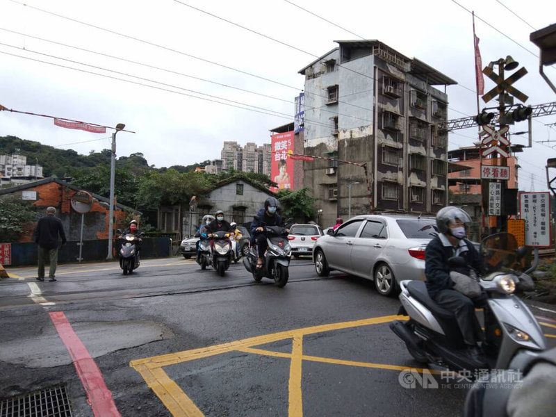 基隆市暖暖街平交道由於遮斷桿起降秒數太短,不時發生車輛「卡」在平交道的情況,經市議員和民進黨立委蔡適應等人會同台鐵現勘後,台鐵將自29日增派2名保全員到場看守。中央社記者王朝鈺攝 111年1月27日