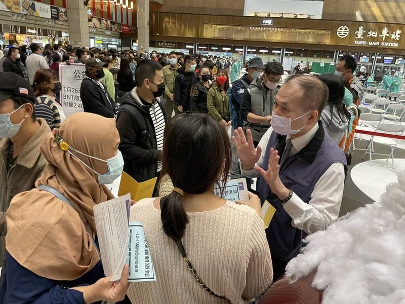 台北車站接種站隨到隨打服務將告一段落,27日提供BNT疫苗隨到隨打共2600劑,台北市政府為避免群聚,臨時提前一個小時開始發放號碼牌。(台北市立聯合醫院提供)中央社記者陳昱婷傳真 111年1月27日