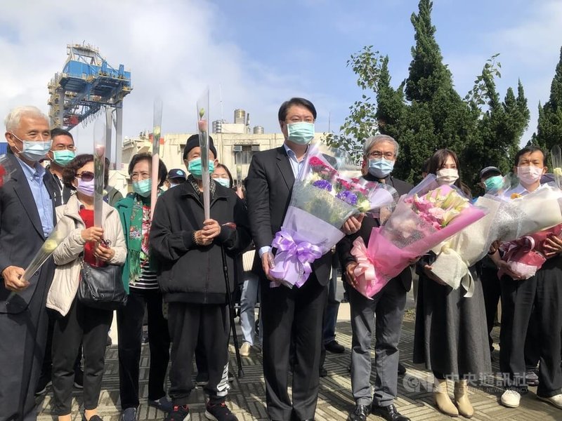 基隆市政府27日在整修完成的沙灣歷史文化園區舉辦太平輪海難73週年追思活動,市長林右昌(前右4)、文化部文化資產局長陳濟民(前右3)和基隆市文化局長陳靜萍(前右2)等人出席,與罹難者家屬在紀念碑前獻花。中央社記者王朝鈺攝 111年1月27日