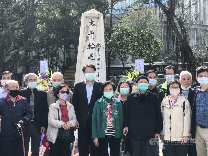 基隆市政府文化局27日首度在整修完成後的沙灣歷史文化園區舉辦「太平輪海難73週年追思活動」,基隆市長林右昌(後排左4)與罹難者家屬在紀念碑前合影。中央社記者王朝鈺攝 111年1月27日