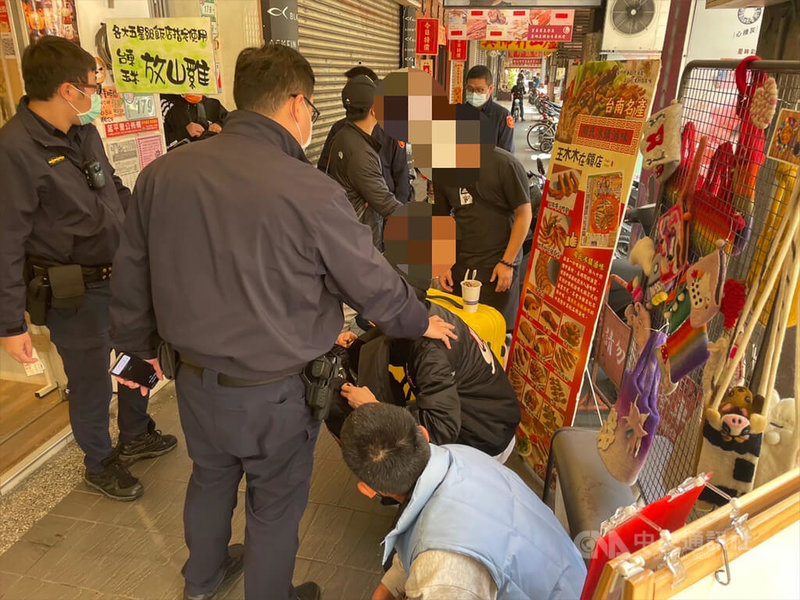 吳姓男子透過網路發現一則聲稱可快速賺錢廣告,他聯繫了解為賣腎賺錢,但對方後來又改稱可交帳戶賺錢,但碰面後吳男遭囚打、被迫提供人頭戶,他把握機會遞紙條求救,警方獲報循線追緝,先後逮獲11嫌送辦。(翻攝照片)中央社記者黃麗芸傳真 111年1月27日