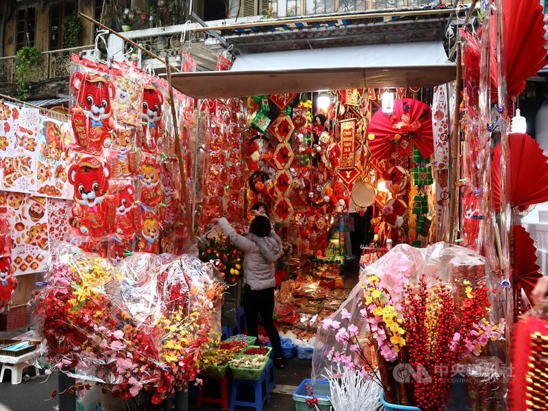 越南首都河內市行馬街每逢過年都會賣春聯等用品,在COVID-19疫情衝擊下,攤商的買氣不旺。中央社記者陳家倫河內攝 111年1月27日