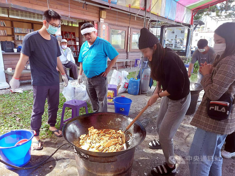 台東縣鹿野鄉永安村民眾27日拿著大木鏟不斷攪拌大鍋中米漿,趁熱未成型趕緊倒入小鍋內製成春節應景的年糕;全村上下不分老幼,秉持農村傳統,連續20年在農曆年前相約一起磨米漿、搗年糕,成為全台東最有年味的村落。中央社記者盧太城台東攝 111年1月27日