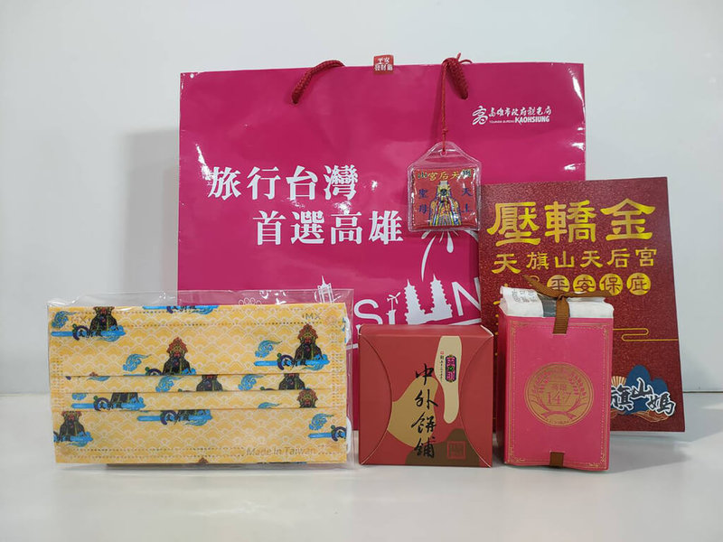 高雄市觀光局與台南市觀旅局合作推出雙城集章活動,民眾自28日起至2月16日,只要前往指定廟宇或燈會場域旅遊集滿4個章,將可兌換限量福袋;高雄福袋內有綠豆糕、美濃高雄147米磚等精選好物。(高雄市觀光局提供)中央社記者蔡孟妤傳真 111年1月27日