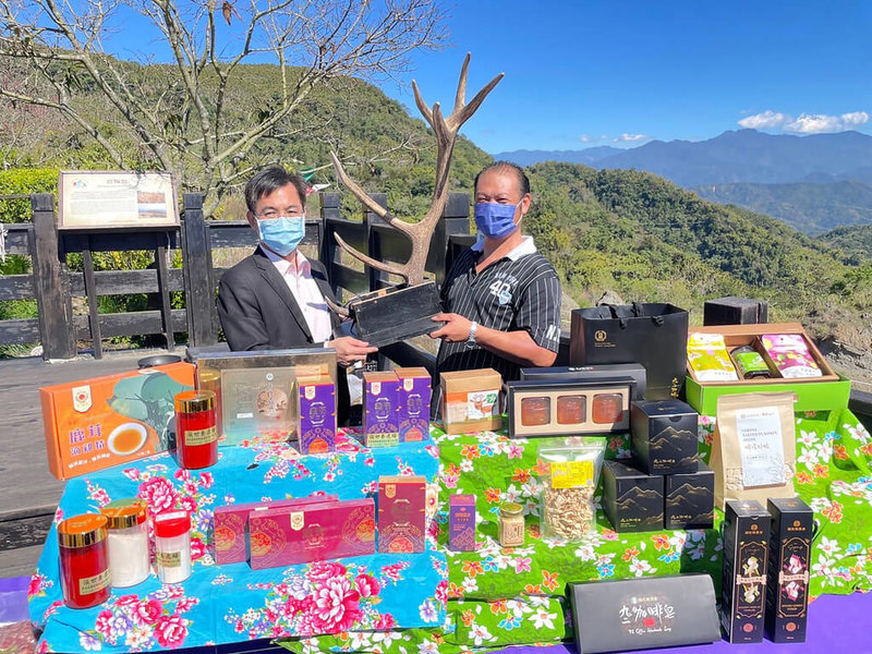 南投縣國姓鄉九份二山櫻花陸續綻放,預估農曆春節是最佳賞花期,為迎接粉色花海及推廣特色產業,2月1日至2月5日舉辦市集行銷咖啡、鹿茸等在地農產。水土保持局南投分局長陳榮俊(左)27日推薦遊客來玩。(水保局南投分局提供)中央社記者蕭博陽南投傳真 111年1月27日