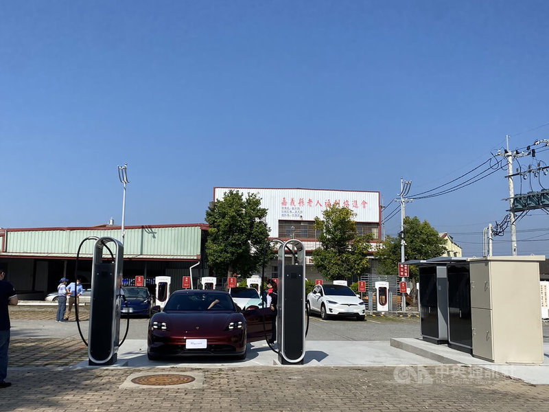 嘉義縣太保市水牛公園近期完成17座特斯拉及2座保時捷充電樁工程,27日正式剪綵啟用,也成為全台最大特斯拉充電站。中央社記者蔡智明攝 111年1月27日
