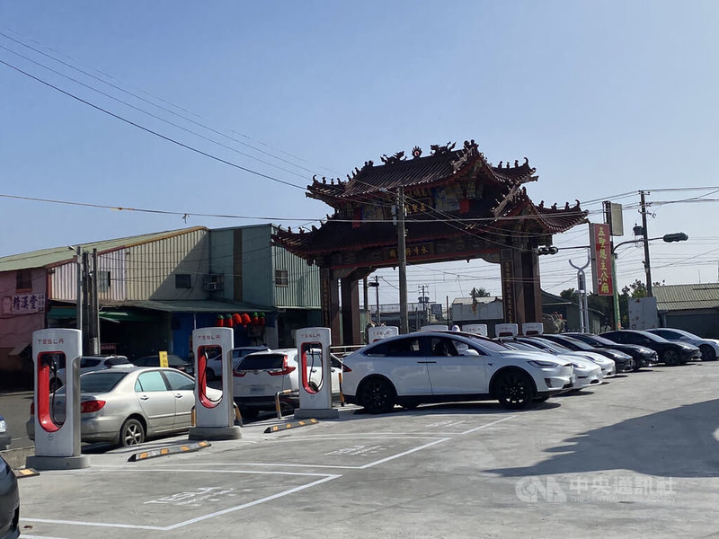 嘉義縣太保市水牛公園近期完成17座特斯拉及2座保時捷充電樁工程,27日剪綵啟用,距離國道一號嘉義交流道不到1公里,也是目前全台最大的特斯拉充電站。中央社記者蔡智明攝 111年1月27日