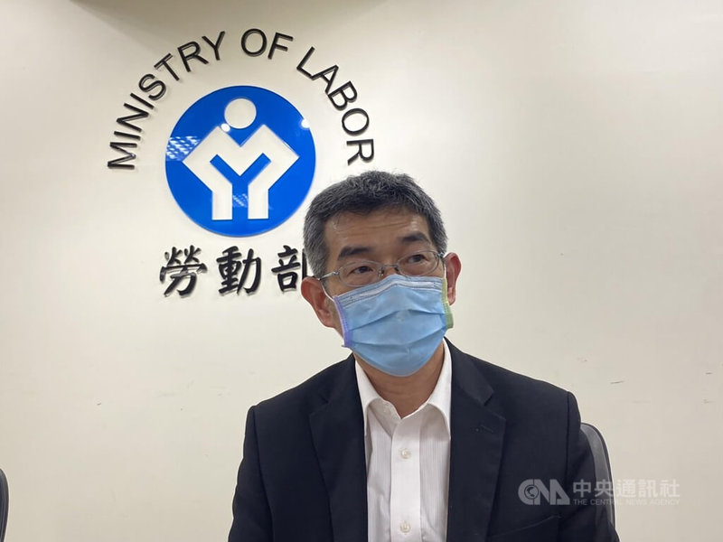 因應大法官解釋,勞動部勞動條件及就業平等司長黃維琛表示,勞動部27日提出勞動基準法修正草案,明定禁止孕婦夜間工作,也要求雇主在無大眾運輸可用下,須給夜間工作勞工交通費或交通工具等協助。中央社記者吳欣紜攝 111年1月27日