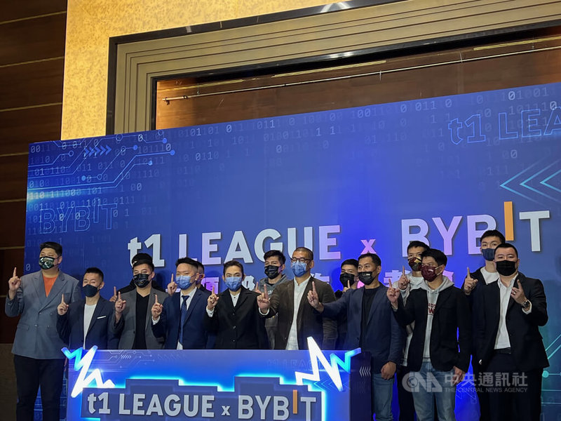 台灣職籃T1聯盟與全球頂尖加密貨幣交易所Bybit合作,進行跨界資源整合,雙方27日共同舉辦記者會,Bybit也希望藉由攜手T1聯盟扎根台灣。中央社記者黃巧雯攝 111年1月27日