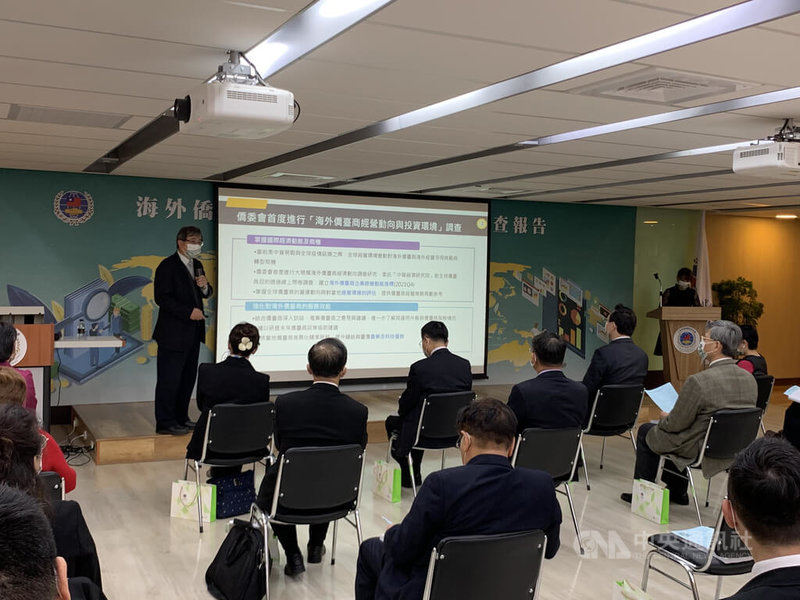 僑委會27日發表「海外僑台商經營動向與投資環境調查報告」,由中經院第一所所長劉孟俊於說明會中簡介報告內容。中央社記者王慶剛攝 111年1月27日