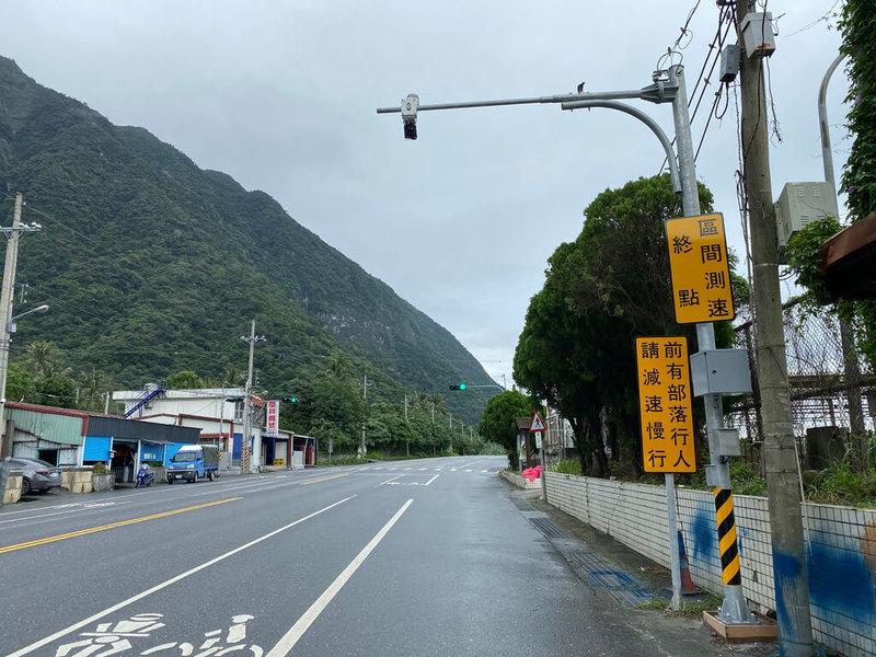 花蓮縣警局在台9丁(舊蘇花公路)和中路段(59+500m至64K)設置區間測速,並於起點及終點設立告示牌,最高速限40公里,預計29日上午8時啟用。(花蓮縣警局提供)中央社記者張祈傳真 111年1月27日