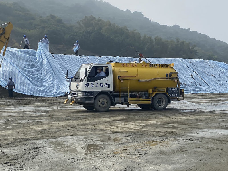高雄市環保局指出,中油高煉廠土壤整治第3工區已結束開挖工作,廠商陸續執行改善完成自主驗證,後續將持續監控並進廠辦理土壤採樣查證作業。圖為場區安排水車灑水,以抑制揚塵。(高雄市環保局提供)中央社記者蔡孟妤傳真 111年1月27日