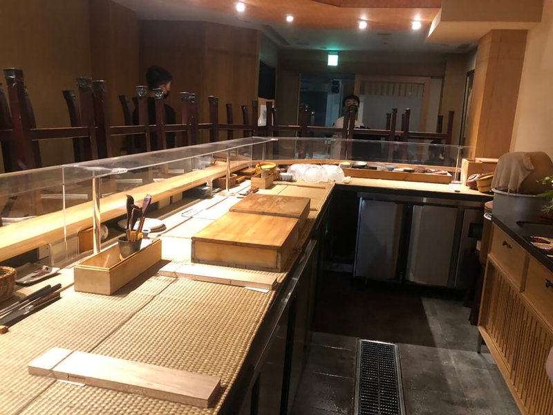 衛福部食藥署表示,27日持續追溯疑涉供應違規食品的餐廳業者所提供2家上游食材供應商,經業者提供水產食材來源相關進口報單及產地證明等資料,皆非來自日本福島5縣市,現場也無發現標示來自日本千葉縣的產品。圖為餐廳內部陳設。(衛福部食藥署提供)中央社記者江慧珺傳真 111年1月27日
