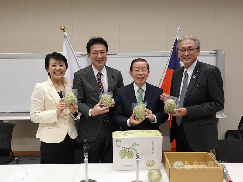 日本國會最大團體日華議員懇談會27日召開主管會議。會長古屋圭司(右1)會後對媒體表示,盼台灣早日解除對福島等5縣食品的進口管制。圖為駐日代表謝長廷(右2)贈台灣冷凍釋迦。中央社記者楊明珠東京攝 111年1月27日