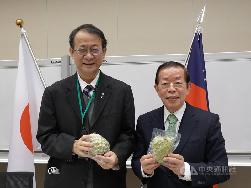 日本國會最大團體日華議員懇談會27日召開主管會議,邀請返國述職的日本台灣交流協會台北事務所代表泉裕泰演講最新的台灣局勢(左)。駐日代表謝長廷前來贈台灣釋迦給國會議員,台日「大使」同框,被認為很罕見。中央社記者楊明珠東京攝 111年1月27日