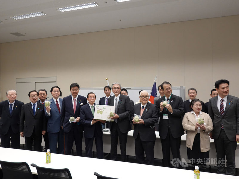 日本國會最大團體日華議員懇談會27日召開主管會議,會長古屋圭司表示,台灣冷凍鳳梨釋迦才運抵日本。日華懇要像去年春天力挺台灣鳳梨一樣,力挺台灣釋迦。中央社記者楊明珠東京攝 111年1月27日