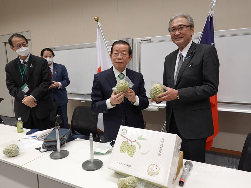 日本國會最大團體日華議員懇談會27日召開主管會議,駐日代表謝長廷(右2)在會議近尾聲時帶著台灣冷凍鳳梨釋迦上場,宣傳這吃起來像冰淇淋,肉質Q彈,香甜可口。中央社記者楊明珠東京攝 111年1月27日