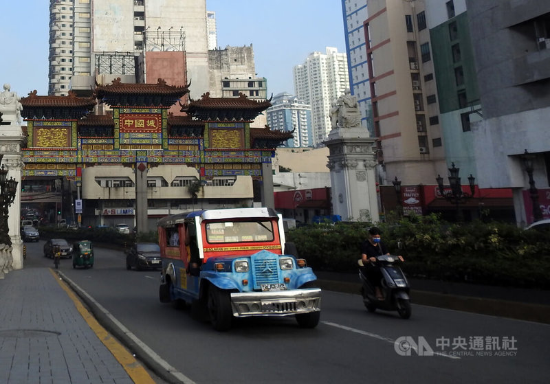 大馬尼拉地區近來出現吉普尼司機在車上裝設手機、麥克風和藍牙喇叭,讓乘客在車廂裡高歌,引來網友質疑,司機和乘客是否忘了COVID-19疫情。圖為馬尼拉街頭的吉普尼,攝於110年12月23日。中央社記者陳妍君馬尼拉攝 111年1月27日