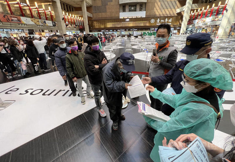 台北車站接種站27日最後一天開放BNT隨到隨打,限量2600劑,現場從早上開始就有人群聚集排隊,北市府為避免群聚,臨時提前1小時開始發放號碼牌,並引導民眾到戶外等候。中央社記者鄭傑文攝 111年1月27日