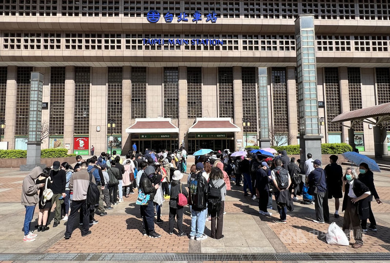 台北車站大廳疫苗接種站27日下午提供COVID-19(2019冠狀病毒疾病)BNT疫苗隨到隨打,28日起因應春節返鄉潮暫停服務;許多民眾上午就前往現場排隊,人潮排了3層一直到戶外廣場。圖為第3層北車戶外廣場。中央社記者鄭傑文攝 111年1月27日