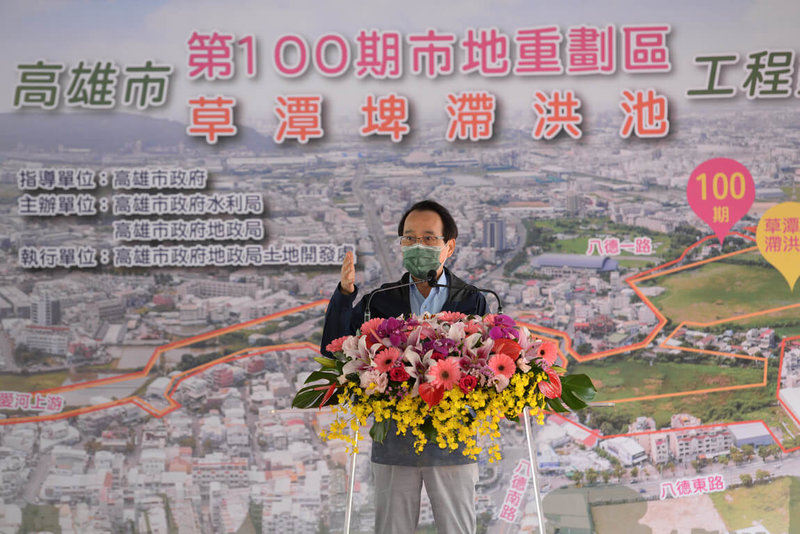 高雄市「第100期市地重劃區暨草潭埤滯洪池」工程27日開工,副市長林欽榮(圖)主持動土典禮並致詞表示,這是愛河整治的最後一哩路,預計2年後重劃工程完工後,將設置為具調控設施的大型滯洪池。(高雄市政府提供)中央社記者曾以寧傳真 111年1月27日