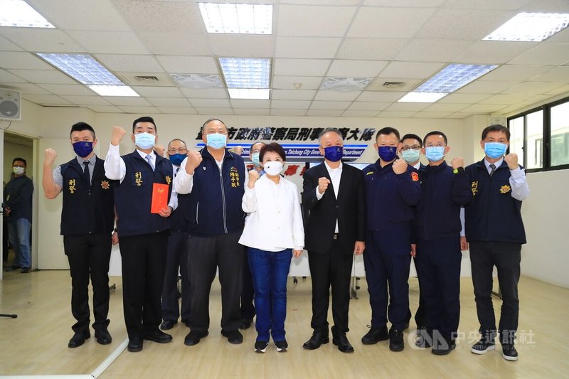 台中市街頭26日發生行刑式開槍殺人案,對於警方在3小時內迅速破案,市長盧秀燕(前左4)27日到市警局慰勉破案有功員警,並致贈獎勵金。中央社記者郝雪卿攝 111年1月27日