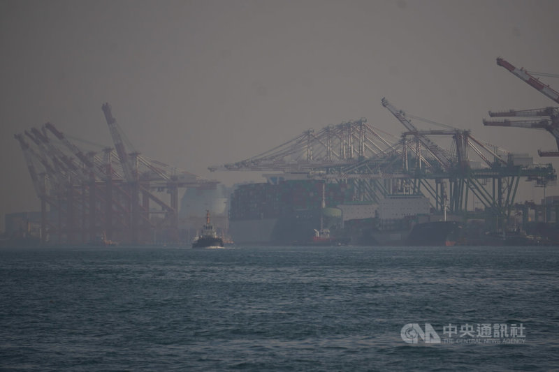 根據行政院環境保護署空氣品質監測網,27日東北季風減弱,高屏地區位於下風處,9測站空氣品質達紅色警示等級,主要污染物為細懸浮微粒(PM2.5)。圖為遠眺高雄港天空灰濛濛一片。中央社記者董俊志攝 111年1月27日