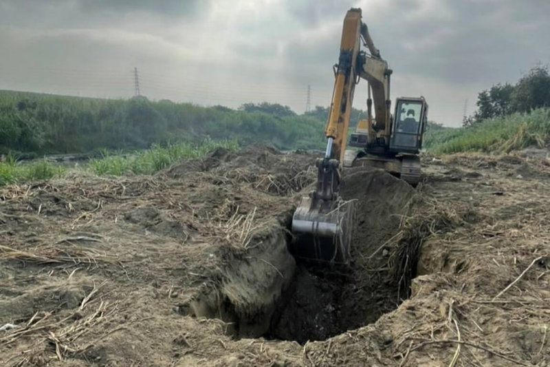 台南市新營警分局員警27日凌晨在急水溪堤防附近產業道路巡邏時,發現疑似有不法集團載運事業廢棄物到河床上傾倒,再以挖土機挖土覆蓋。(讀者提供)中央社記者楊思瑞台南傳真 111年1月27日