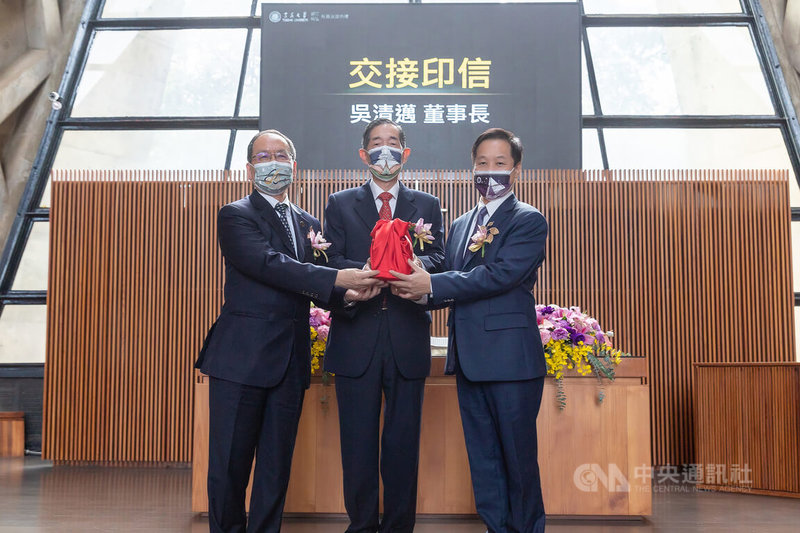 東海大學27日在路思義教堂舉行卸、新任校長交接典禮,在董事長吳清邁(中)見證下,卸任校長王茂駿(左)將印信交接給新任校長張國恩(右)。中央社記者趙麗妍攝 111年1月27日