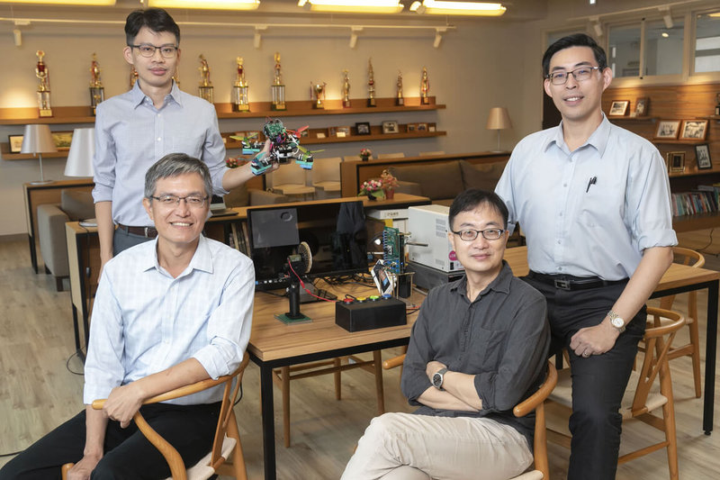 清華大學電機系教授鄭桂忠(後右)、謝志成(前左)、副教授呂仁碩(後左)及生科院教授羅中泉(前右)組成團隊,打造仿視神經AI智慧晶片,讓無人機結合晶片搭配鏡頭,能在高速行進時辨識追蹤或避開障礙物,未來可運用自動搜救、智慧監控等領域。(清華大學提供)中央社記者郭宣彣傳真 111年1月27日