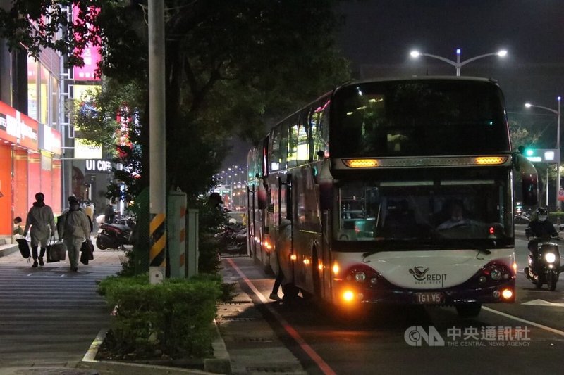 高雄左營區連鎖牛排館員工26日晚間接獲通知到店家集合,約20餘人集合後穿上隔離衣、搭乘遊覽車離去。中央社記者董俊志攝 111年1月27日