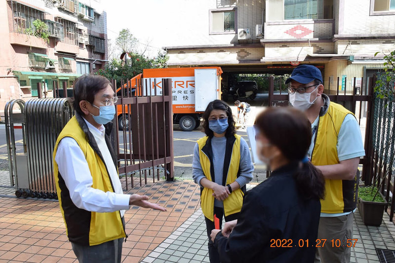 法務部行政執行署士林分署表示,林姓單親媽媽(前右)因積欠健保費遭移送強制執行,但執行人員調查發現她經濟困窘,除轉介參加職業訓練,分署長莊俊仁(左)27日也代表愛心社前往探視並捐贈慰問金。(士林分署提供)中央社記者蕭博文傳真 111年1月27日