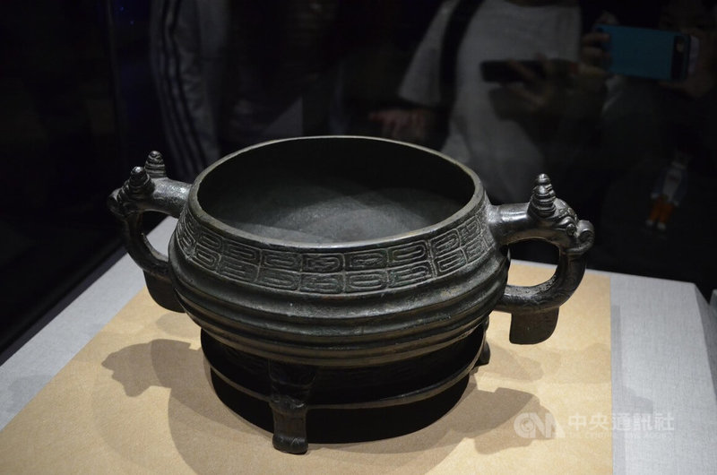 國立故宮博物院南院處27日召開虎年新春展覽及活動記者會,此次人氣國寶展以過年團圓喜慶為發想,展出西周晚期「鄂侯簋」。中央社記者蔡智明攝 111年1月27日