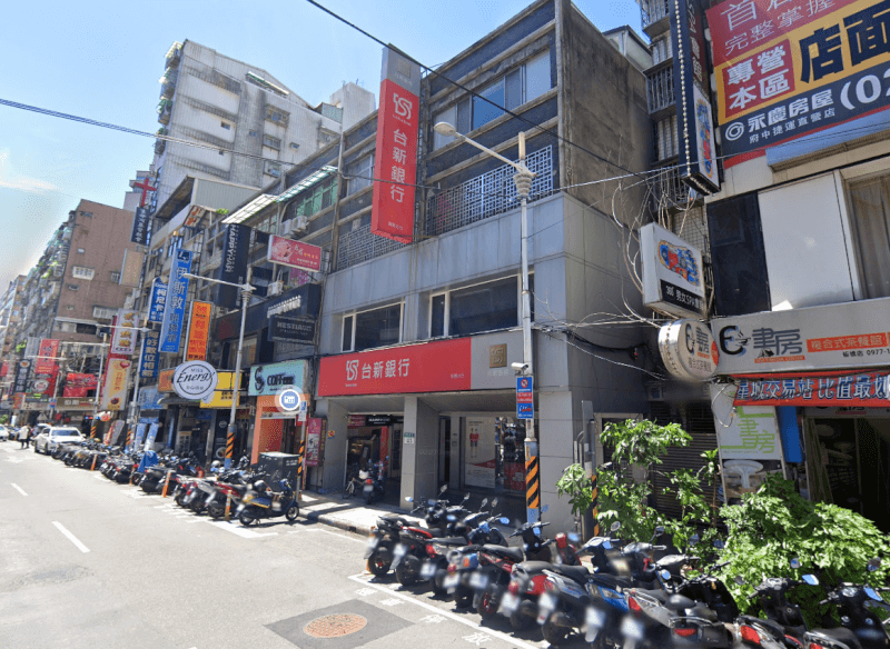 近日台新銀行板南分行(圖)行員向保全洩露客戶個資,引起外界譁然,台新銀已開除行員並向金管會通報重大偶發事件。(圖取自Google地圖網頁google.com/maps)