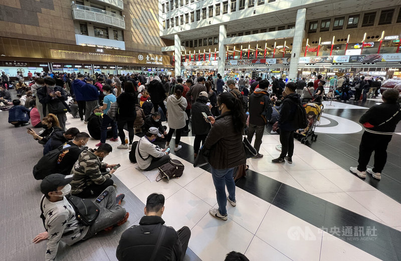台北車站大廳疫苗接種站27日最後一天開放BNT隨到隨打,限量2600劑,民眾上午就前往現場排隊,人潮排了3層一直到戶外廣場。圖為第一層車站大廳。中央社記者鄭傑文攝 111年1月27日