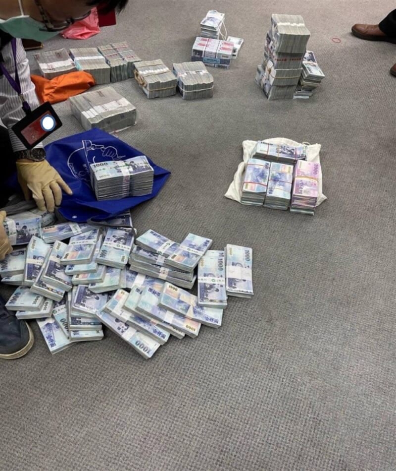 中油煉製事業部執行長徐漢辦公室被搜出新台幣2700萬多元現金,無法合理交代來源,遭檢方聲押獲准。(檢方提供)中央社記者蔡孟妤傳真 111年1月27日