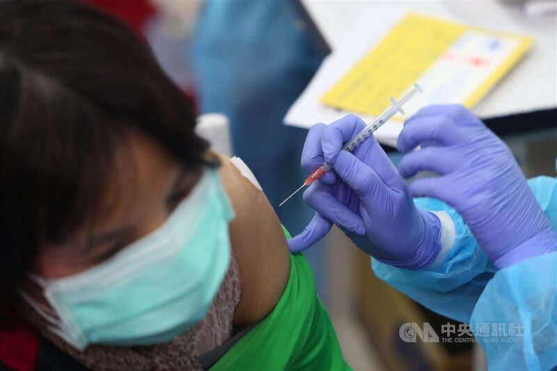 新竹縣春節期間也能接種疫苗,1月31日到2月6日有19家院所提供各廠牌疫苗3500劑。(中央社檔案照片)