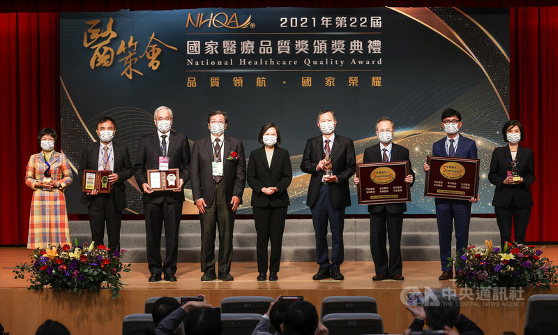 總統蔡英文(中)27日出席2021年第22屆NHQA國家醫療品質獎頒獎典禮,與獲獎者一同合影。中央社記者鄭清元攝 111年1月27日
