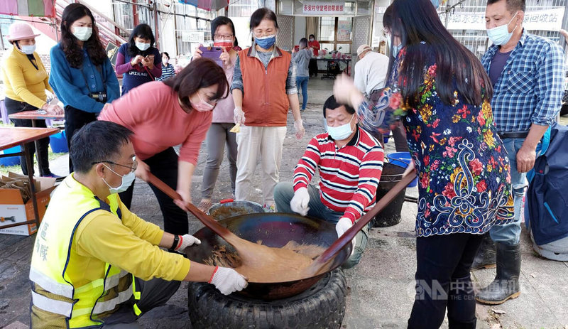 台東縣鹿野鄉永安村27日散發著濃濃香蕉油味,村民們賣力搗年糕,年節氣氛濃厚。活動籌畫人廖中勳表示,永安村搗年糕活動今年邁入第20年,希望能薪傳農村傳統文化,讓傳統年味繼續飄香。中央社記者盧太城台東攝 111年1月27日